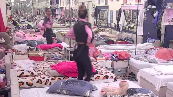 Odlepila za Đukićem: Aneli ponovo gori od ljubomore, pa priznala da je zaljubljenost prerasla u nešto više! (VIDEO)