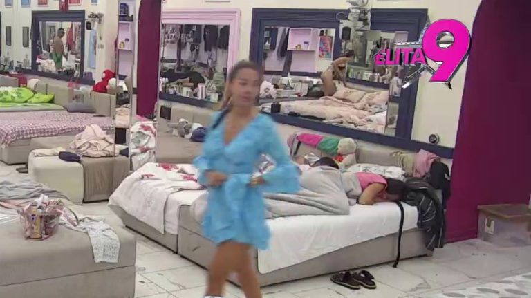 Ni da ga pogleda: Aneli prošetala pored Đukića i Dušice kao pored turskog groblja! (VIDEO)