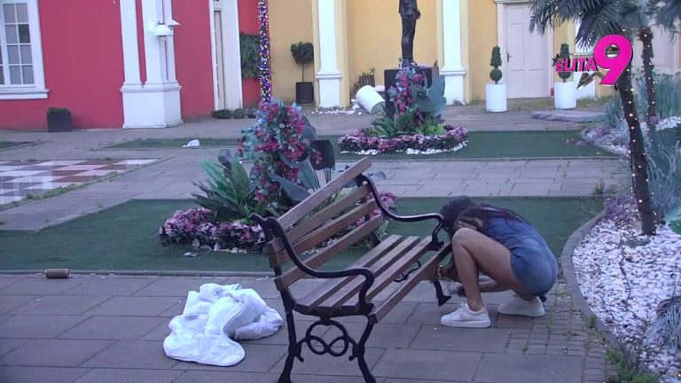 Urnebesno: Pijana Dušica popravlja razvaljenu klupu dok priča sama sa sobom (VIDEO)