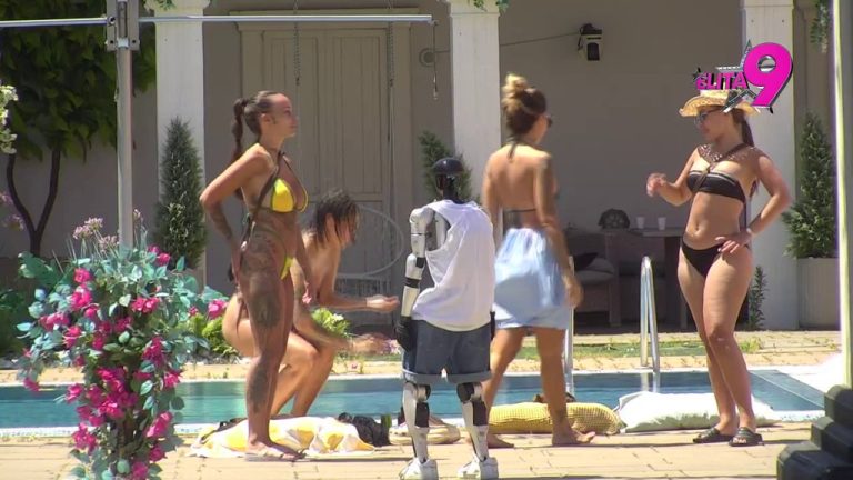 Kako li je Bogu ako je Toši ovako? Devojke u mini bikinijima igraju oko njega, obline sevaju na sve strane! (VIDEO)