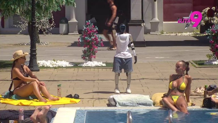 Robot Toša glavni frajer na bazenu: Ovim potezom kupio sve žene, shvatile da je muškarac za primer! (VIDEO)