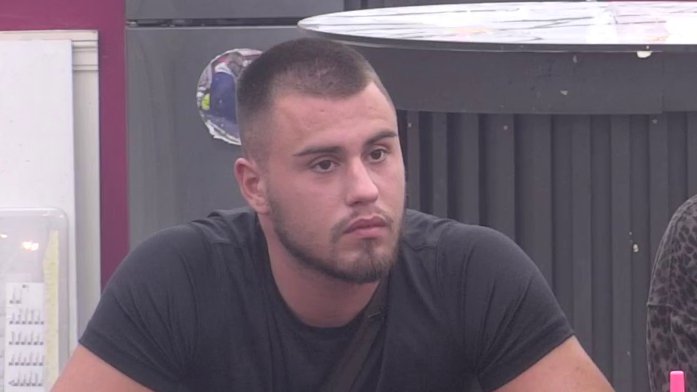 Sve više kipti od besa: Viktoru pun kofer Mininih gluposti, ne može da veruje da ga upoređuje s Mensurom! (VIDEO)