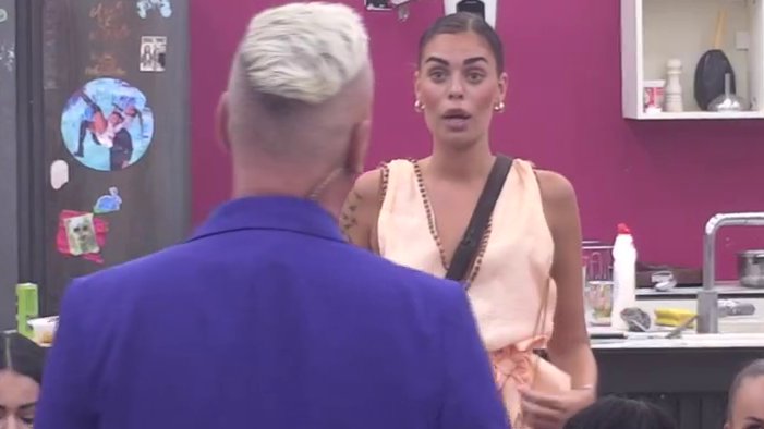 Zna nešto što bi ga ZGADILO NACIJI! Mina neće da otkrije s čime drži Viktora u šaci, on na ivici sloma (VIDEO)