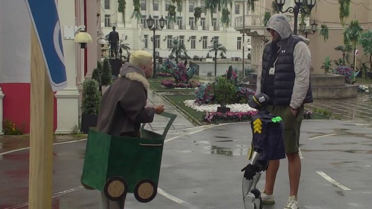 Poplava u putu: Uroš Stanić nasmejao Tošu, evo kako se snalazi sa znakovima u saobraćaju! (VIDEO)