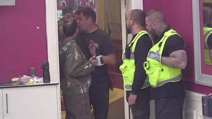 Tresu se zidovi! Ivan i Aneli urliču jedno na drugo, pljušte prozivke na sve strane (VIDEO)
