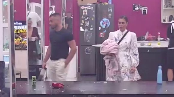 ŠOK! Viktor dreknuo na Minu, otkrio da ga je već jednom nazvala POGREŠNIM IMENOM (VIDEO)