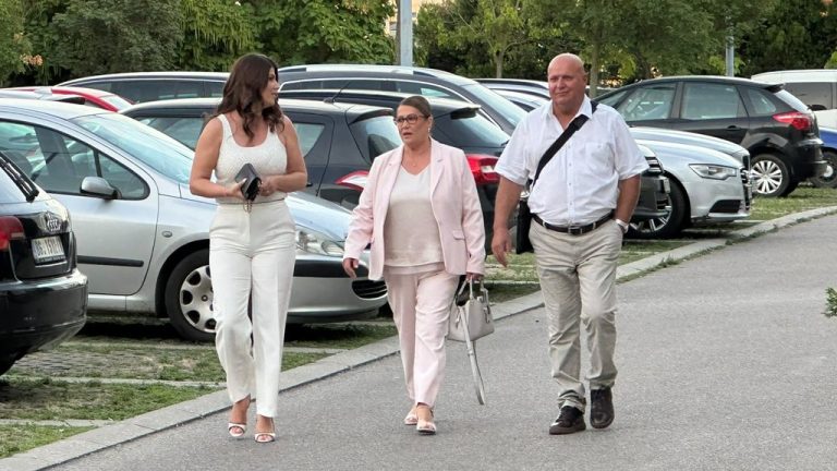 Durdžići među prvima stigli u Šimanovce: Ovim jasno pokazali da su Asminu oprostili sve, svi se pitaju kako će reagovati kad ugledaju snajku Maju! (FOTO+VIDEO)