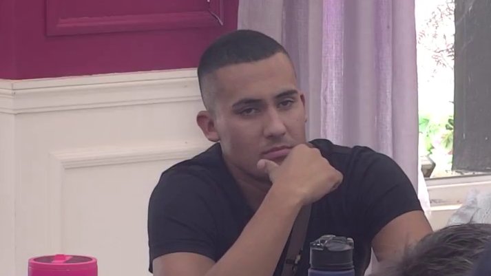 Ličiš na uličnog lopova, koji krade patike po plaži u Ulcinju! Ivan Marinković zablistao sa svojim opisima, ovo je hit! (VIDEO)
