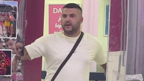 LAŽE, NA BOGA NE MISLI! Asmin progovorio o situaciji sa Stanijom ispred Odabranih: Nisam se nasmejao, samo sam se pomerio… (VIDEO)