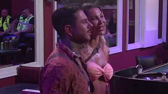 Novica Bulatović i Ana Bertić zapevali samo za njih! Đukiću i Aneli se ostvarila želja, njihovu pesmu pevali uglas s pevačima (VIDEO)