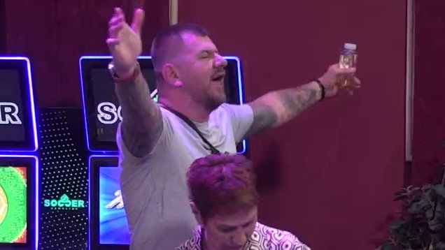 Odmah skočio na noge: Novica Bulatović digao Janjuša, ove stihove posvetio Mileni Kačavendi?! (VIDEO)