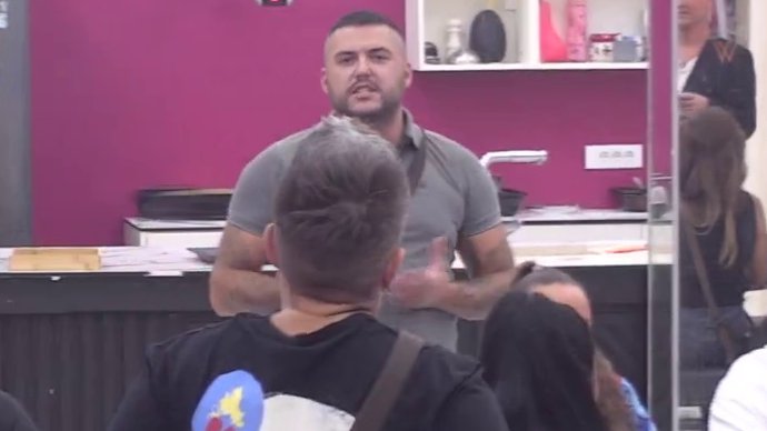 Spetljao se u lažima: Asmin ne zna gde udara, priznao da je smeškanje sa Stanijom SPONTANI INAT (VIDEO)