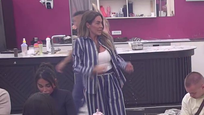JASNO SE VIDI DA IMA NEKU EMOCIJU: Kačavenda uverena da se Asmin prepun SETE osmehivao Staniji, Dobrojevićeva odbrusila Maji jer mu je prešla preko toga: NE VOLIŠ GA, IZ INATA SI SA NJIM! (VIDEO)