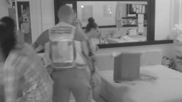 Lomi šta stigne: Sandri pala roletna, pobacala sve stvari po sobi (VIDEO)