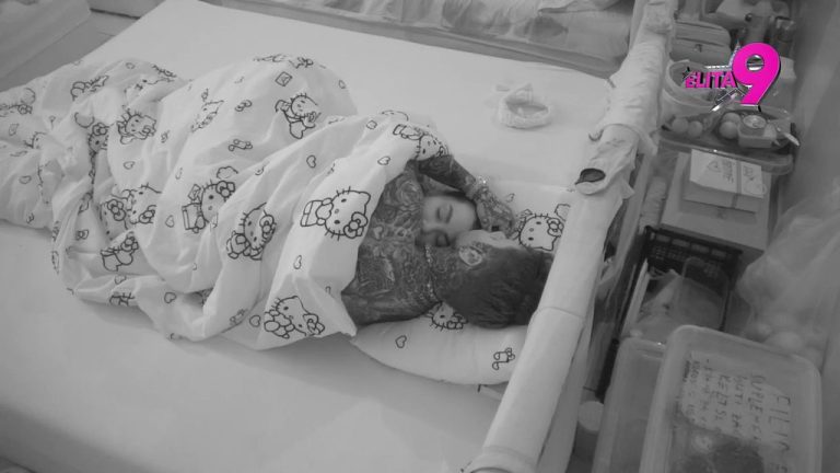 Više nije štek mama, sad se vaćari gde stigne: Aneli i Filip u jorgan akciji! Ona ga balavi po grudima, on je ispipkao celu, a poljubac kriju od kamera! (VIDEO)