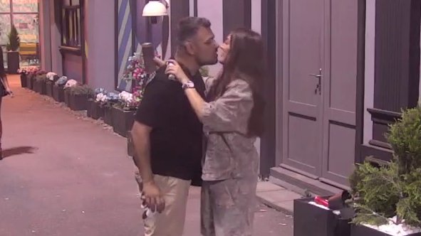 I POLJUBAC MORA DA ZASLUŽI! Anastasija uslovila Boru kako bi s njim razmenila nežnost! (VIDEO)