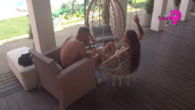 OVAKVU PROSLAVU JOŠ NISTE VIDELI: Bebica se za svoj rođendan uštekao ispod trema, pa grickao borovnice, Teodora zapazila GREŠKU U KORACIMA! (VIDEO)
