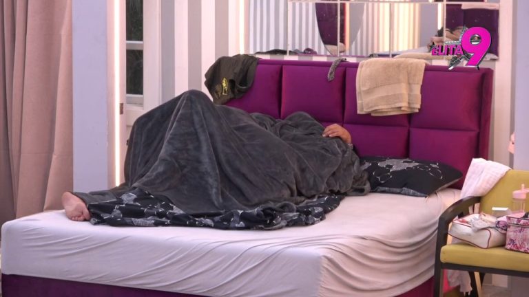 Zadovoljava punom parom trudnu Anitu: Ona ne može da prisustvuje u emisijama, ali ispod jorgan planine uvek može (VIDEO)