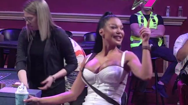 BOLI STARA LJUBAV… Maja Marinković se ponovo obraća Caru kroz stihove?! Osmeh je odao?! (VIDEO)