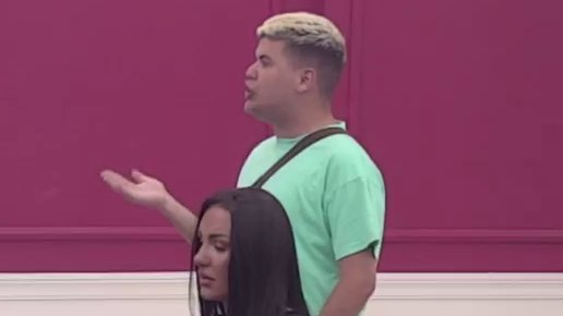Pa ovo nema nigde! Uroš Stanić dočekao Kačavendu na zicer, pa obrisao patos s njom (VIDEO)