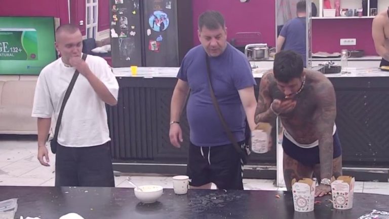 Spremite kese za povraćanje: Filip rukama jede pastu, a onda ih briše o zavese! Ivan siguran da su pijane scene deo njegove osmišljene glumačke tačke! (VIDEO)