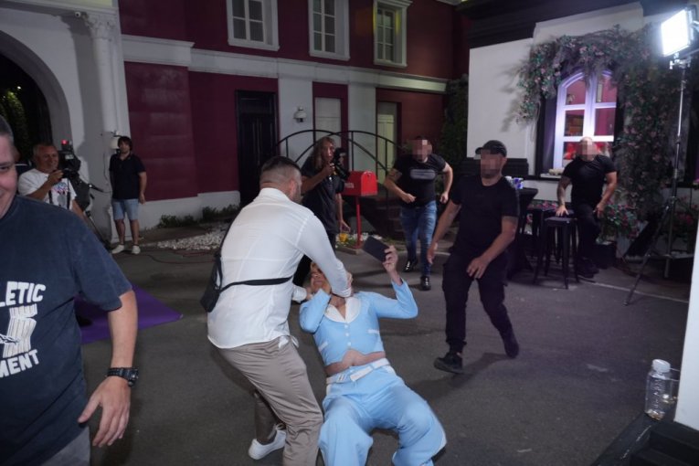 INCIDENT U ŠIMANOVCIMA: Asmin zverski davio malog Uroša na finalnoj žurki “Elite 9” – obezbeđenje hitno reagovalo!