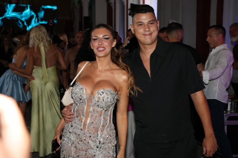 CELA SRBIJA U SUZAMA ZBOG LEPE ENE ČOLIĆ: Procurila informacija o vezi sa malim Pejom! (FOTO)