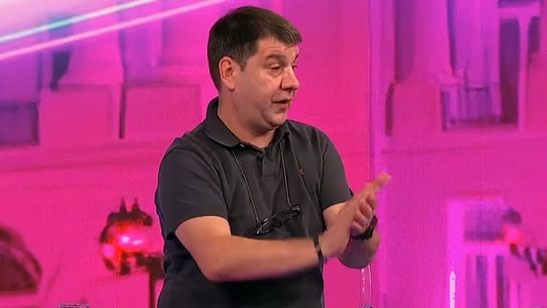 SUKOB BEZ MILOSTI U PROGRAMU UŽIVO: Ivan brutalno potkačio Saru i njenu majku, gošća ostala u potpunom šoku 🧐