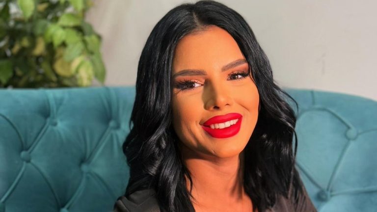 Anita blista u drugom stanju: Pozirala u uskoj crvenoj haljini, a sve oči uprte su u njen trudnički stomak! (FOTO)