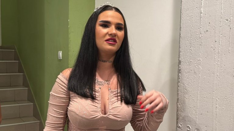 Provokativno izdanje učesnice Elite: U providnoj haljini pozirala u đakuziju! Leđa okrenula kameri, a svi gledaju u njenu zadnjicu! (FOTO)