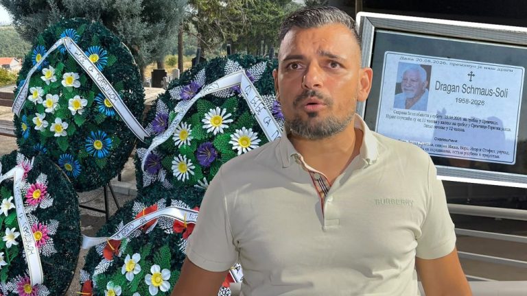 Poslednji pozdrav dragom… Bora Santana danas sahranjuje oca! Pink.rs na licu mesta: Poruke na vencima kidaju dušu (FOTO)