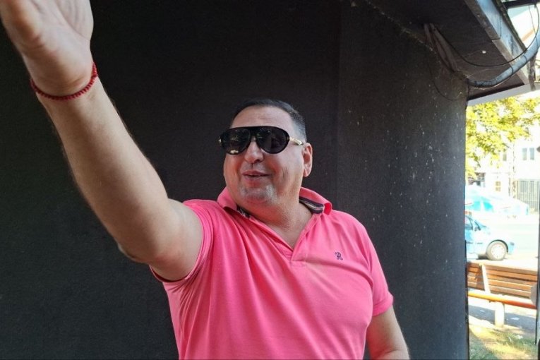 ASMIN DURDŽIĆ NE SME DA IZAĐE NA ULICU BEZ MAJE: Taki Marinković napravio SKANDAL ispred Pinka zbog pomene zeta! (VIDEO)