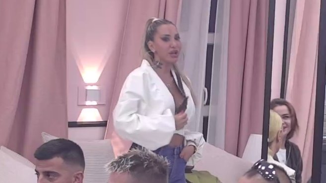 Neće da me zagrli i poljubi, kao da ga je SRAMOTA: Aneli progovorila o vezi i svađama sa Đukićem, pa priznala: Rekao mi je da… (VIDEO)