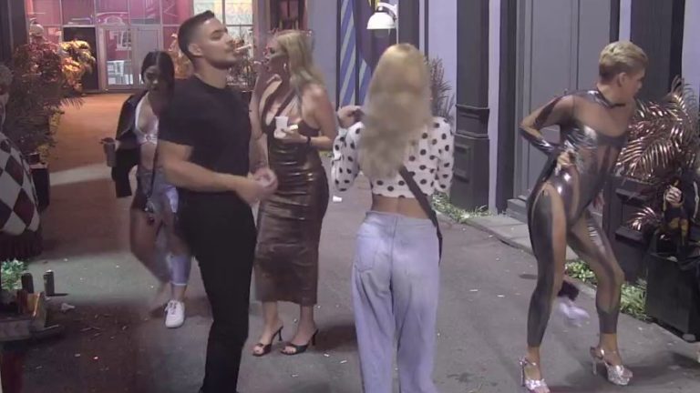 Nastavlja da ga pravi ljubomornim: Uroš usmerio svu pažnju ka Daliboru, daje sve od sebe da skrene Karlovu pažnju! (VIDEO)