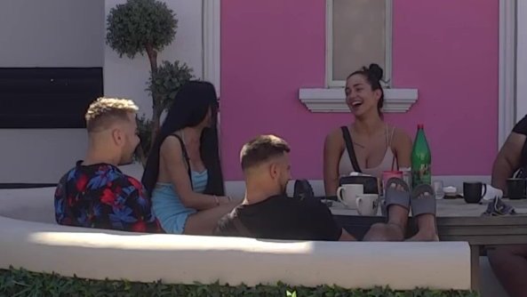 Drugarice, lažljivice! Laura napustila Slađino prisustvo nakon što je shvatila da je BILA INTIMNA SA CAREM! Poršelina kao da je osvojila NOBELA (VIDEO)