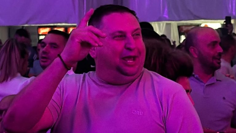 TAKI MARINKOVIĆ UHVAĆEN NA ŠABAČKOM VAŠARU: Pogledajte šta je Majin otac radio ispod šatora, s nestrpljenjem iščekuje nastup poznate pevačice (FOTO+VIDEO)