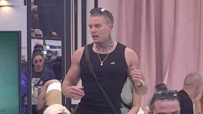 Ja pričam sa njom, a ona sa ogledalom: Leon narastao kao kvasac zbog titule dodeljene od strane cimera, a onda mu Sanja bacila flert! (VIDEO)