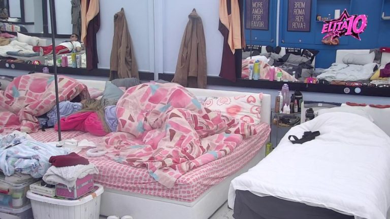 SVE PUCA OD LJUBAVI! Aneli i Filip se zavukli ispod jorgana usred bela dana (VIDEO)
