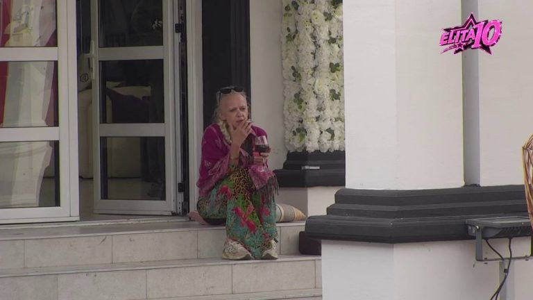 Sedi tako nešto, i razmišlja… Bebi Dol potuno usamljena, a tek da vidite odakle pije kafu (VIDEO)