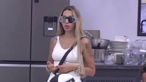 Krivi mene, a on sedi sa Carem i puši cigaru… Aneli ne može da veruje šta joj je Đukić uradio, pa ishvalila Karića (VIDEO)