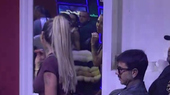 Dobro protrljajte oči: Ovo je klip o kom Dača priča! Aneli mu rukama pokazuje da priča s Carem i očima potvrđuje na njega (VIDEO)