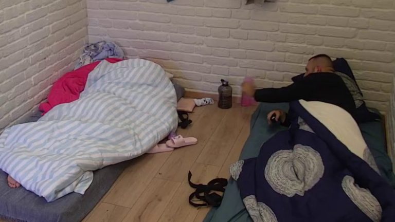 Ovo samo slep ne vidi: Aneli indirektno traži da joj se produži izolacija s Carom, on je odmah provalio! (VIDEO)
