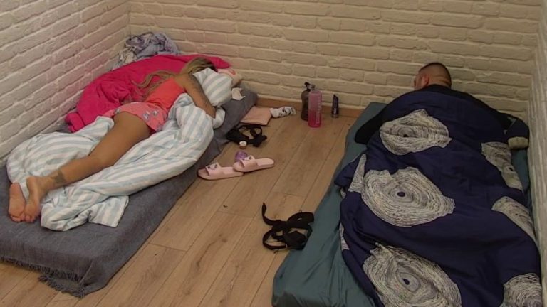 Đukiću će se slošiti: Car i Aneli nisu ni oči otvorili, već počeli da se cerekaju! (VIDEO)