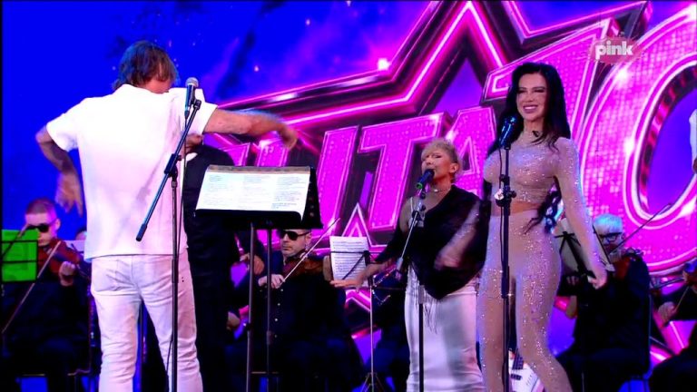 Željko Mitrović dirigovao, a orkestar zasvirao u jednom dahu: Himna Elite odjeknula imanjem u Šimanovcima! (VIDEO)