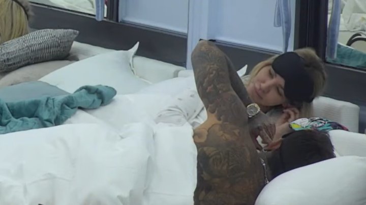 JEDVA DOČEKALI: Filip i Aneli se ušuškali jedno kraj drugog, emocije iz Elite 9 i dalje traju (VIDEO)