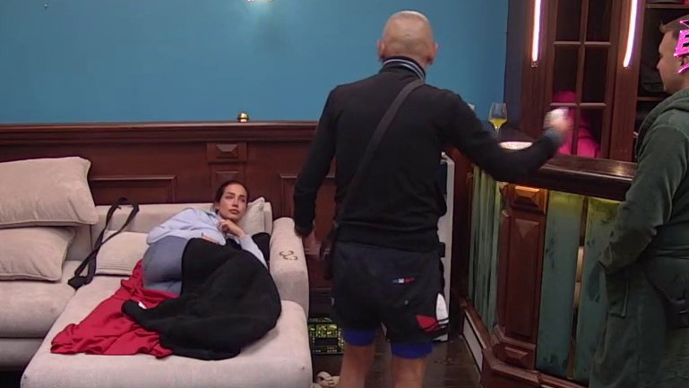 Opa! Sevaju varnice između Karića i Laure, ona priznala da je srećna samo kada njega vidi (VIDEO)