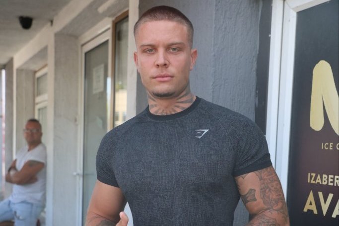 NUDE MU NOVAC DA GLEDAJU KAKO IM SPAVA SA ŽENAMA: Leon zbog “Elite 10” dobija nepristojne ponude i od PAROVA!