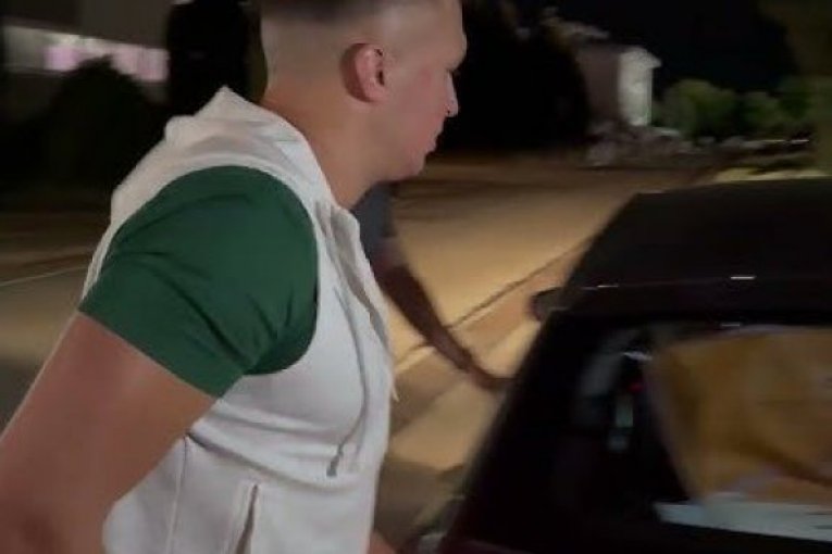 DRAMA NA OTVARANJU “ELITE 10”! Stefan Karić IPAK STIGAO U ŠIMANOVCE, protrčao pored novinara! (VIDEO)