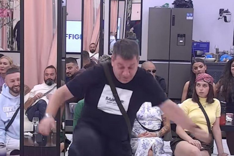 ZABRINJAVAJUĆI SNIMAK IZ “ELITE 10” SRUŠIO INTERNET: Učesnik doživeo “napad” tokom emisije, nastao karambol!