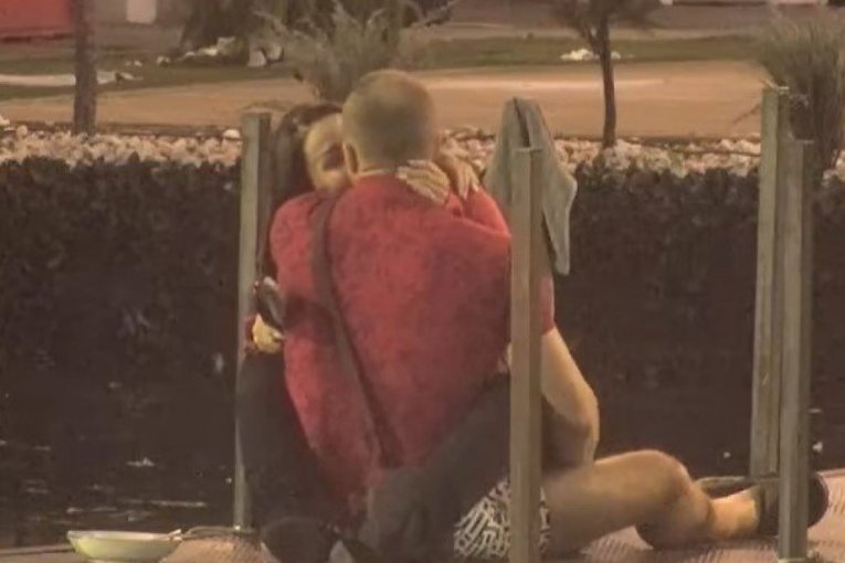 BACIO BURMU SA RUKE PA DOHVATIO CIMERKU! Oženjeni takmičar PRED MILIONSKIM AUDITORIJUMOM LJUBI SLAĐU – SKANDAL! (VIDEO)